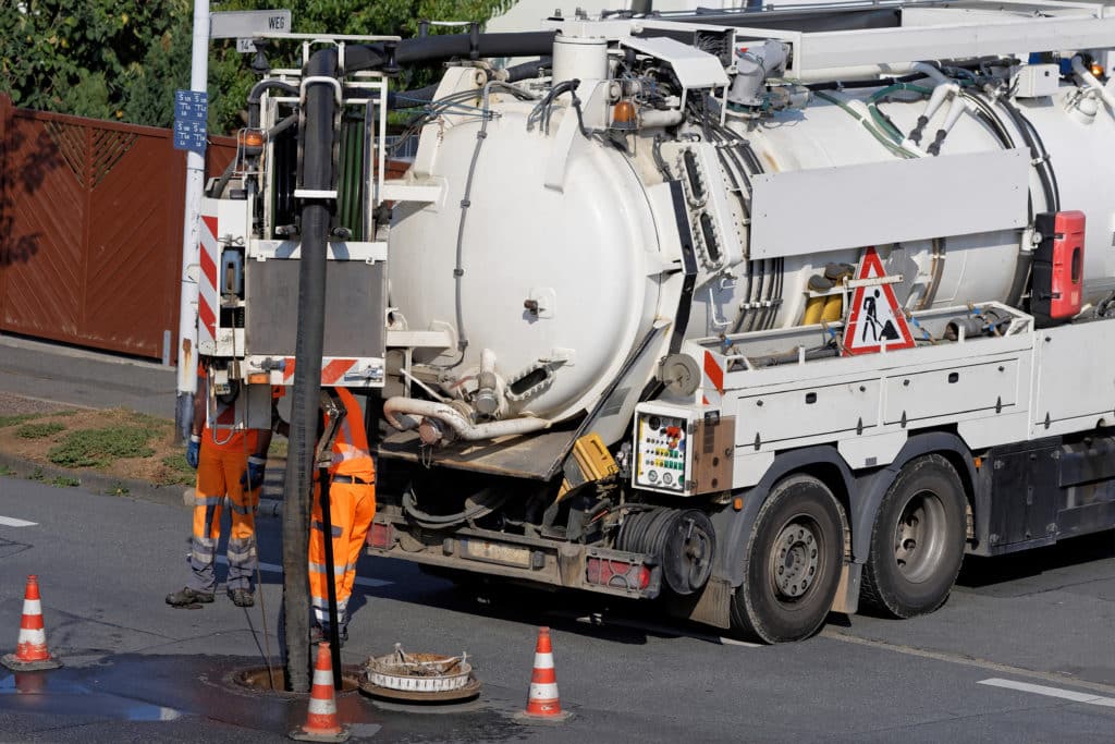 Kanalreinigung mit Saugfahrzeug