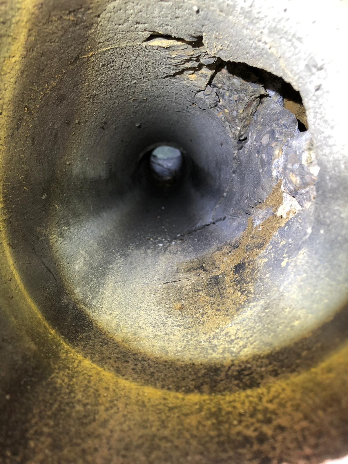 Rohrbruch im Abwasserrohr vor der punktuellen Sanierung mit Rohrmanschette