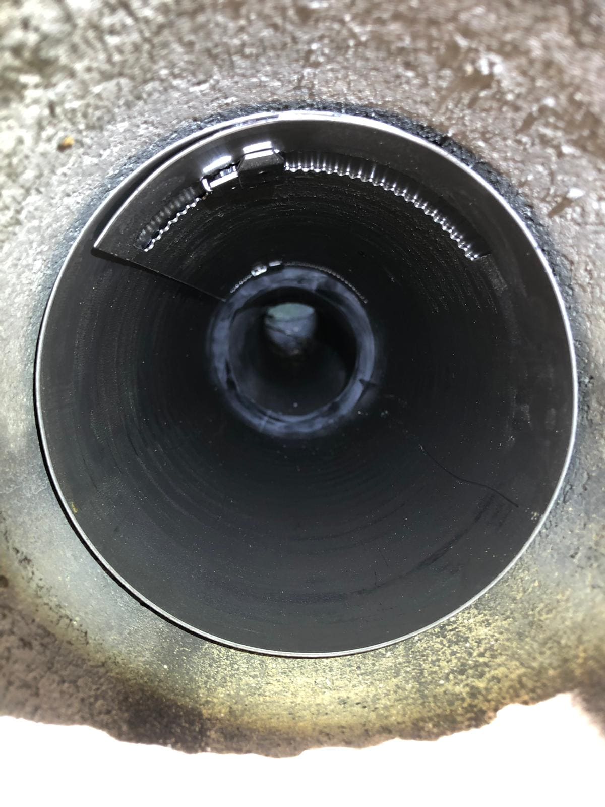 Rohrmanschette Abwasser als sanierte V4A-Manschette im Abwasserrohr