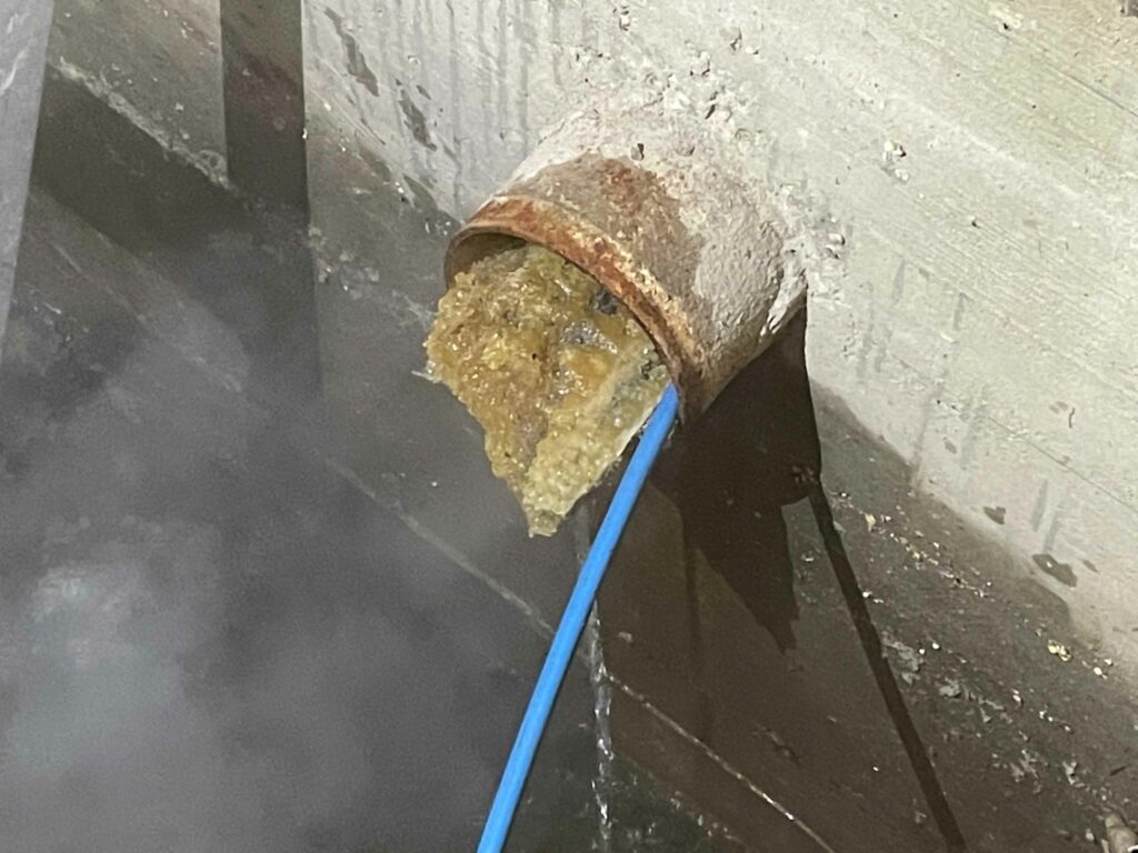 © Wasserstrahl-Technik-Harz-aus-Grundleitung-Bild-1