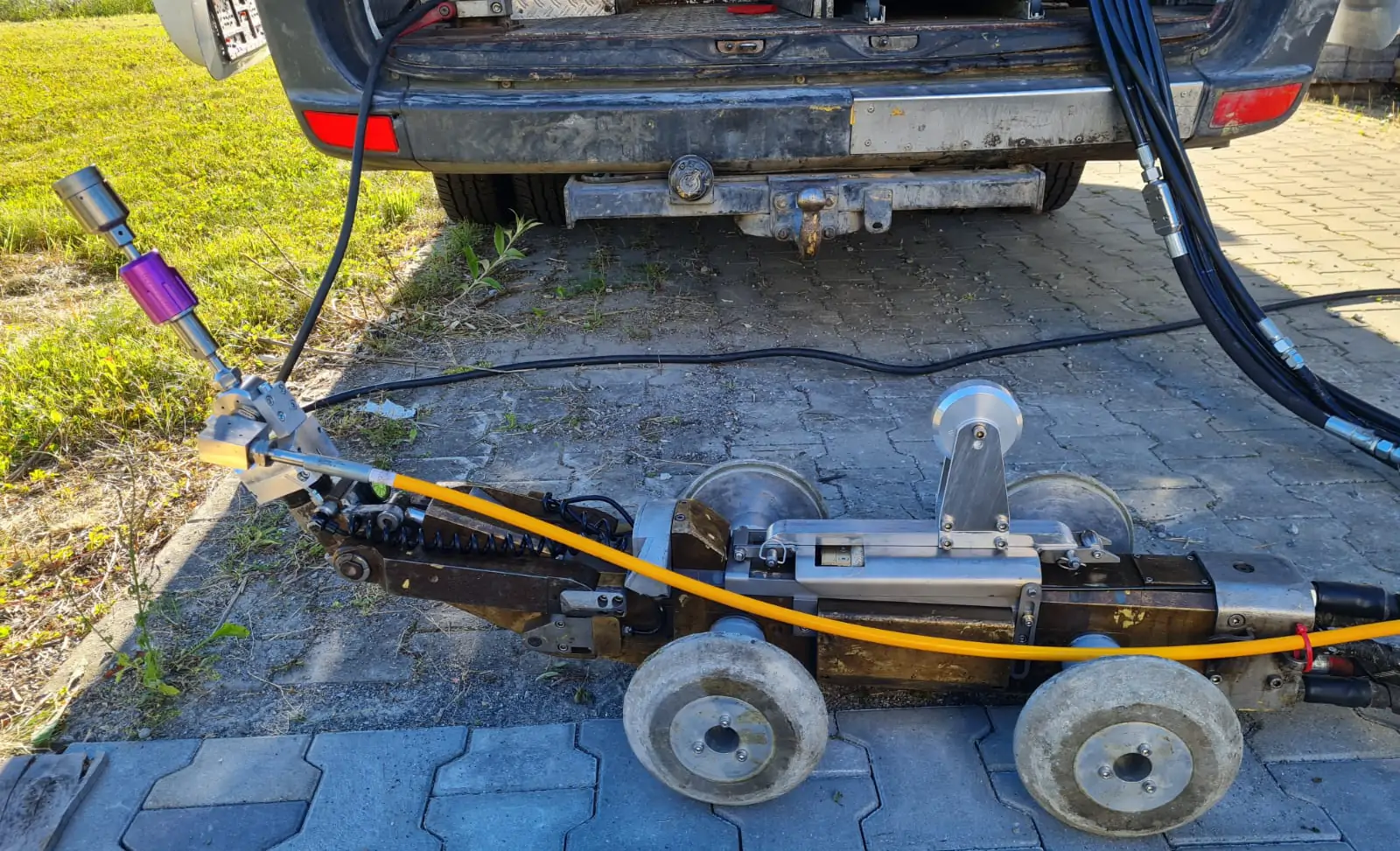 Fahrzeug mit Robotertechnik für die mechanische Bearbeitung harter Ablagerungen in Abwasserleitungen