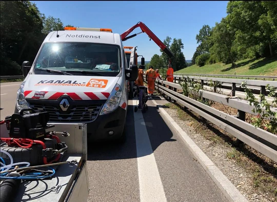 Servicefahrzeug von Kanal- Rohrreinigung Abt bei einer Rohrsanierung