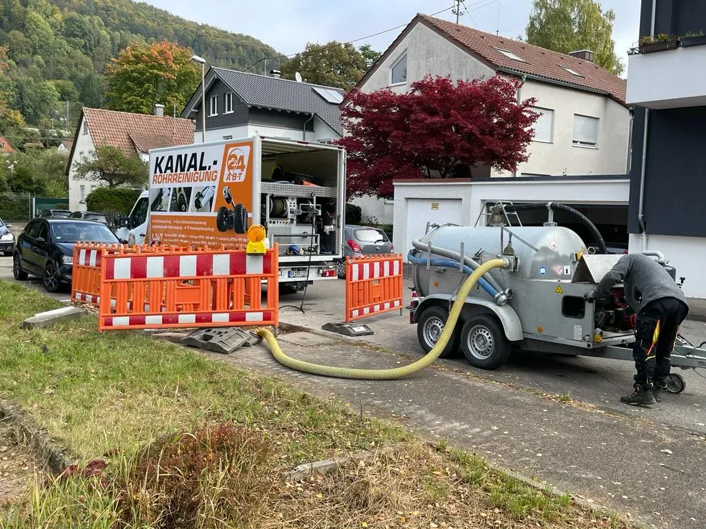 Saugarbeiten an einer Baustelle mit Absaugtechnik von Kanal- Rohrreinigung Abt