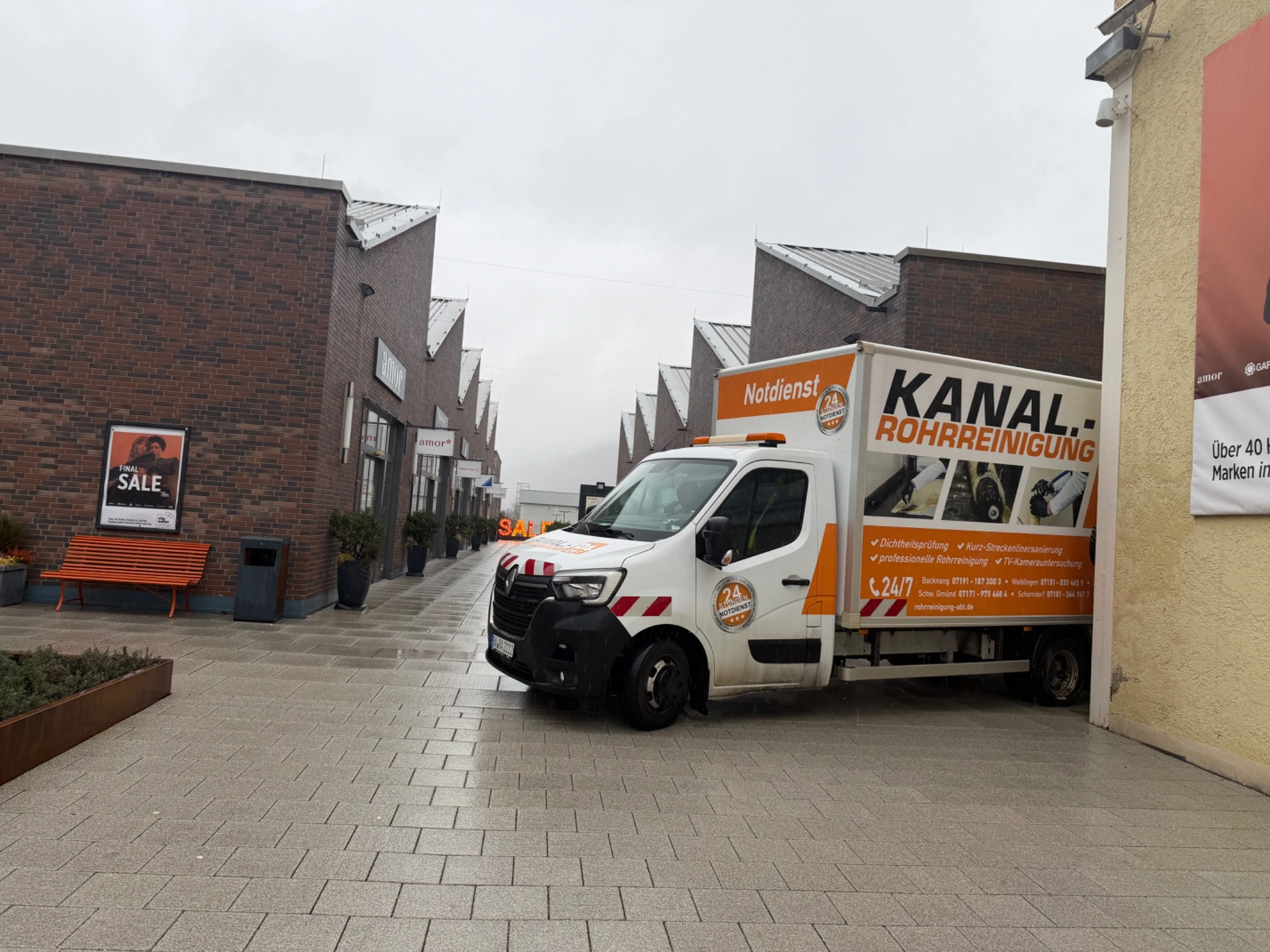 Rohrreinigung Geislingen an der Steige – Einsatzfahrzeug bei Arbeiten am WMF Outlet