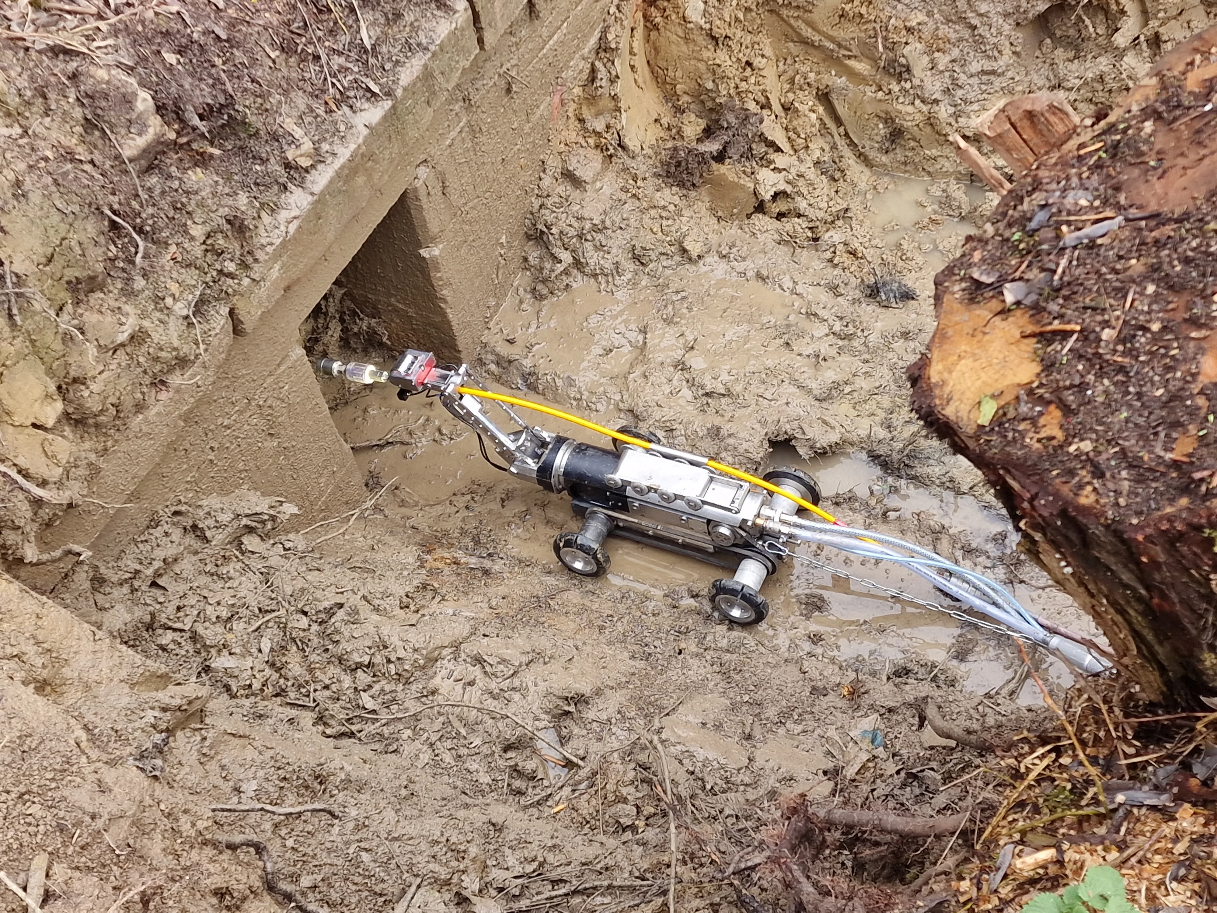 Rohrreinigung Aalen – Kanalroboter in einer freigelegten Abwasserleitung