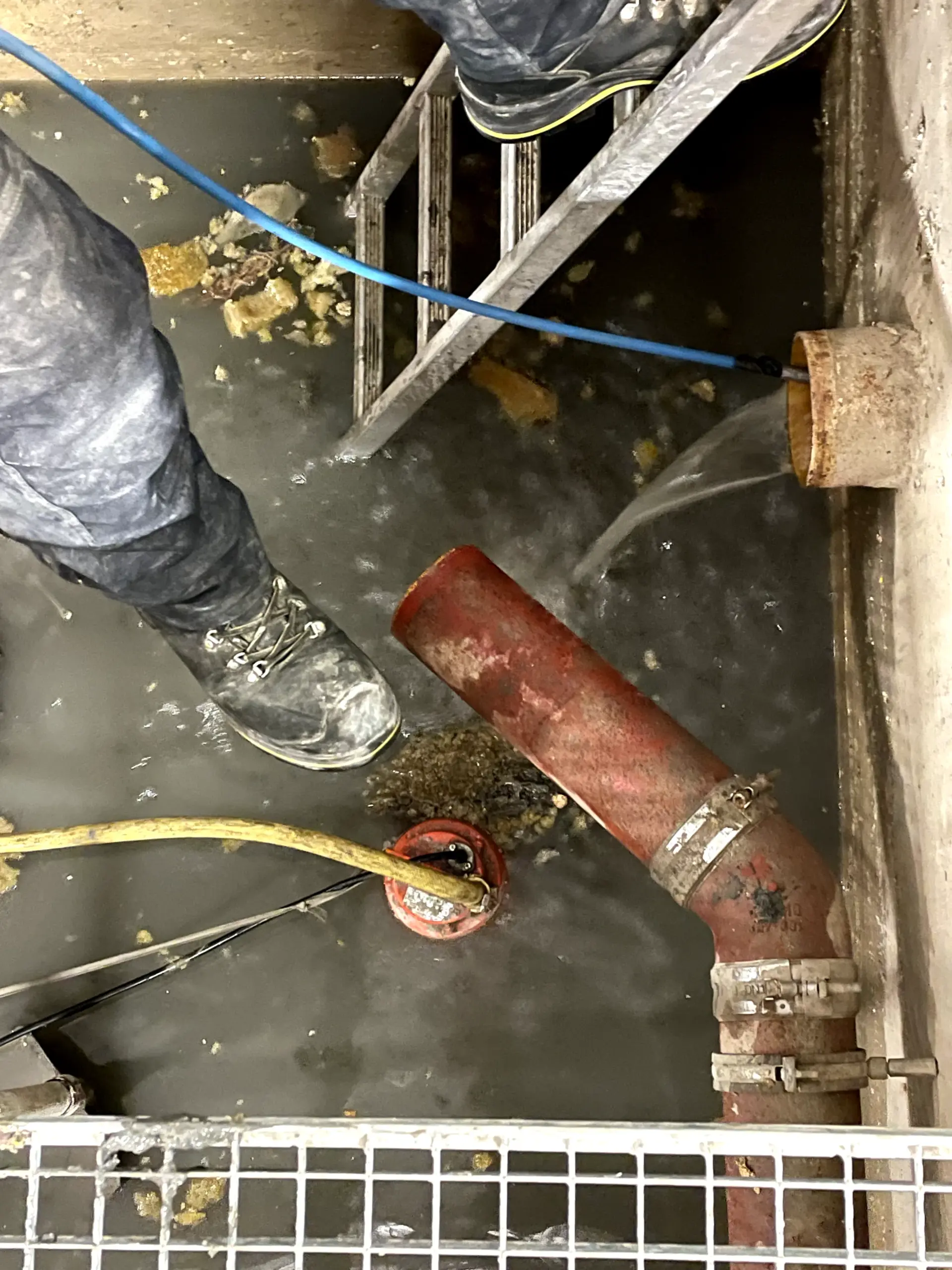 Reinigung und Absaugung an einem Kanalschacht mit eigener Fachtechnik für Einsätze in Amstetten