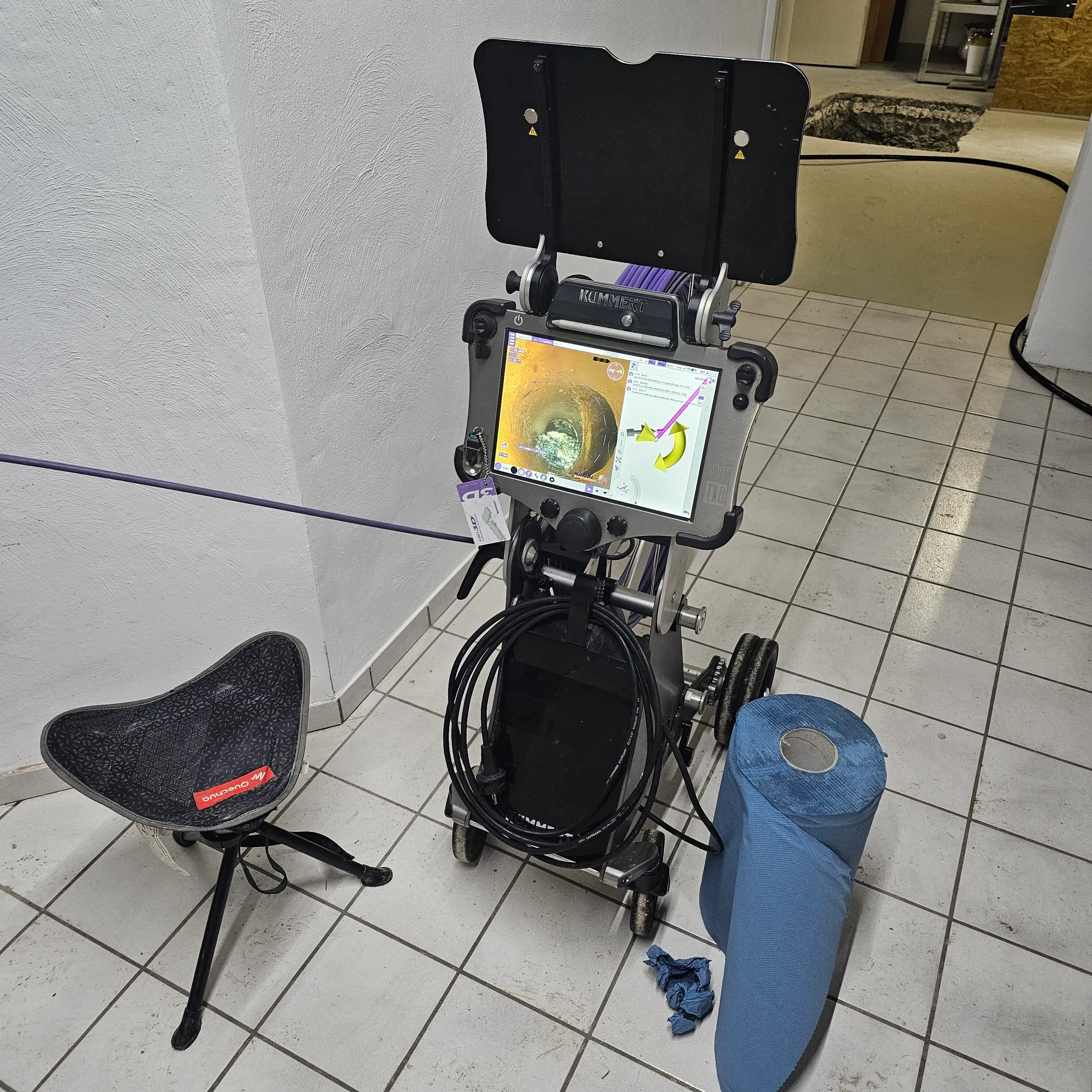 TV-Kanalinspektion an einem geöffneten Schacht mit eigener Fachtechnik für Einsätze in Blaubeuren
