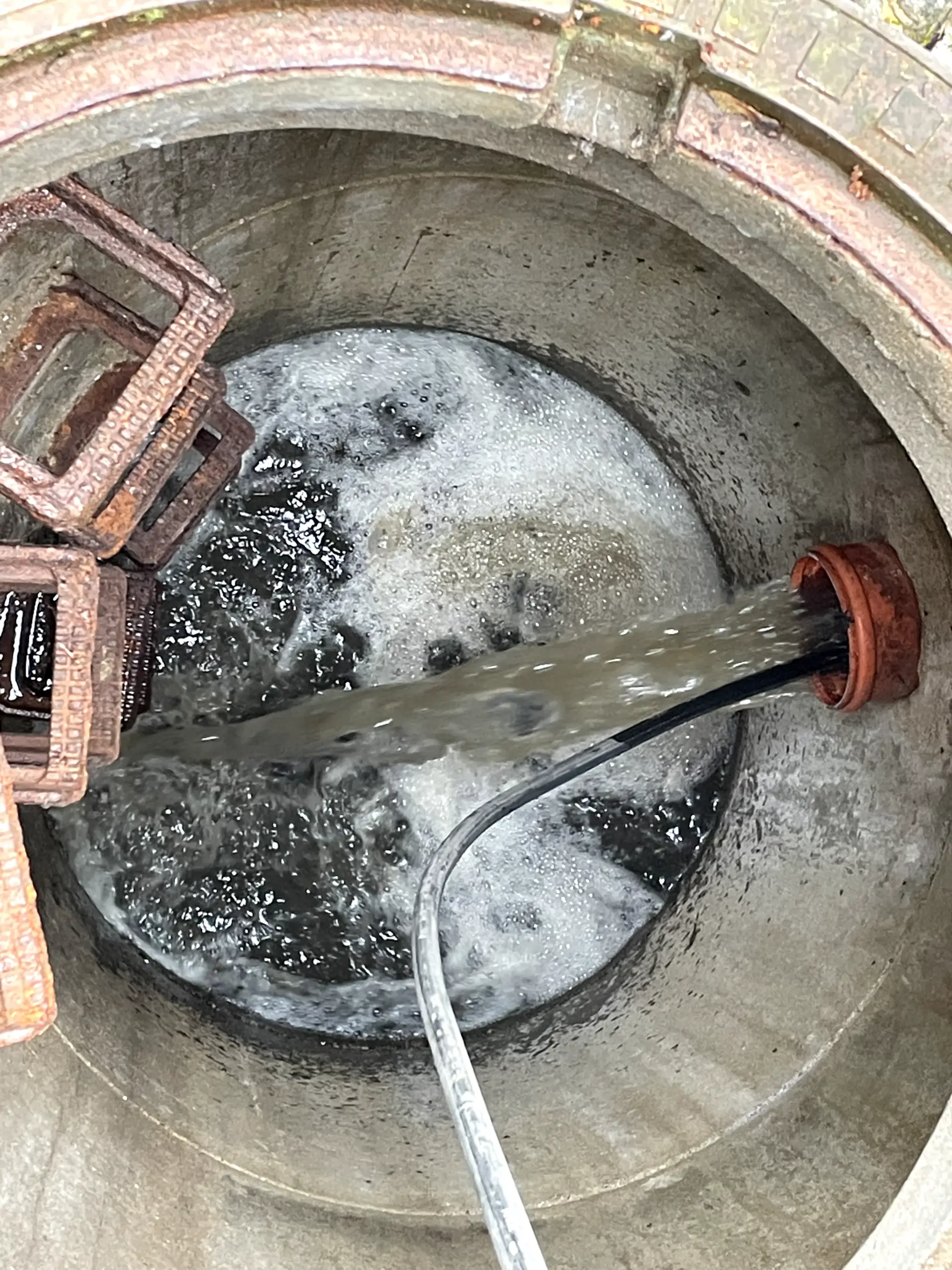 Rohrreinigung Eislingen Fils – Hochdruckreinigung über einen geöffneten Kanalschacht