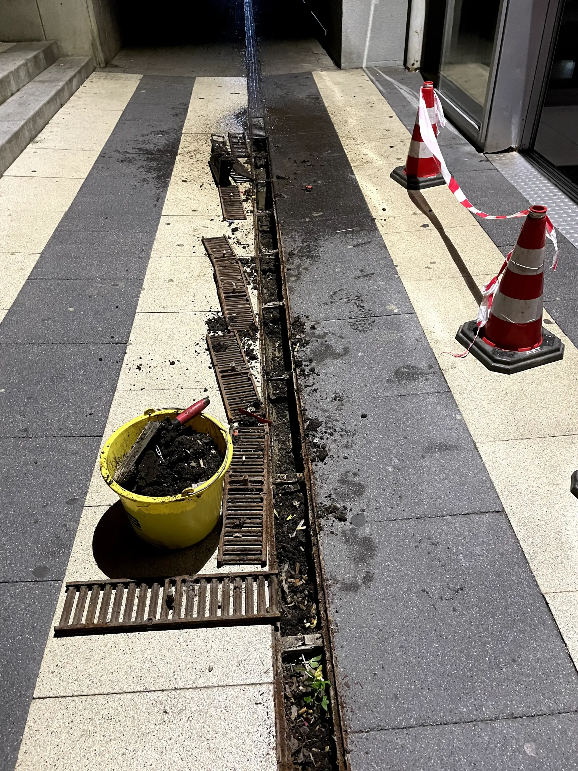 Reinigung einer Entwässerungsrinne im Gewerbebereich mit eigener Fachtechnik für Einsätze in Langenau