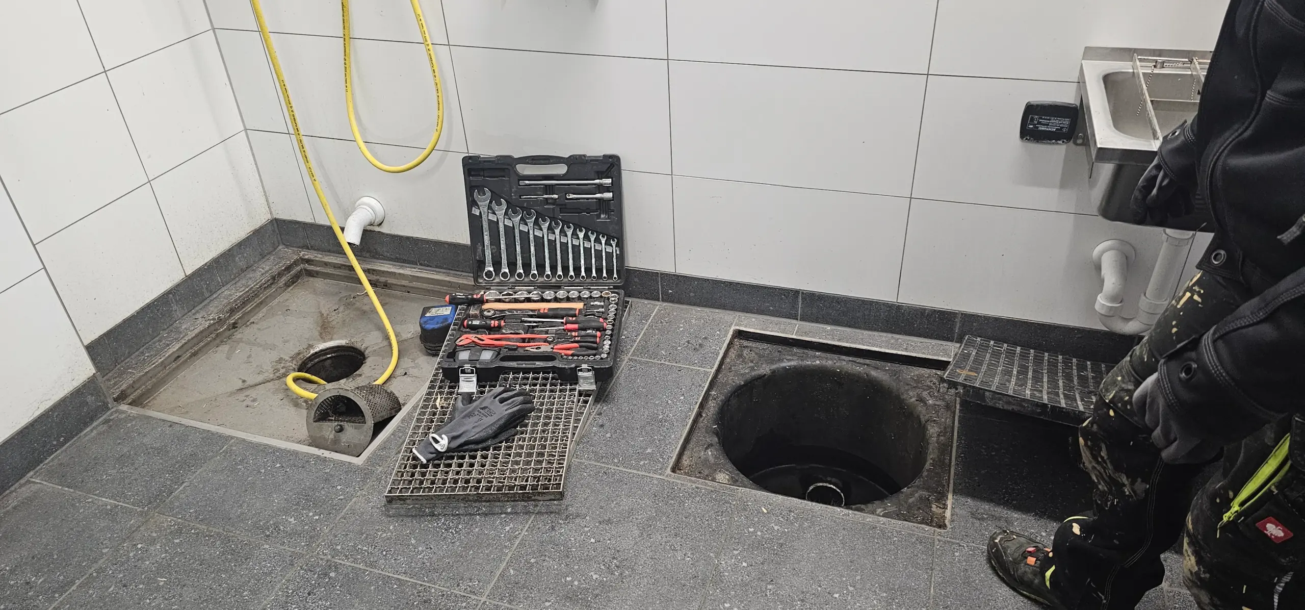 Rohrreinigung Süßen – Reinigung einer Abwasserleitung über einen Revisionsschacht im Innenbereich