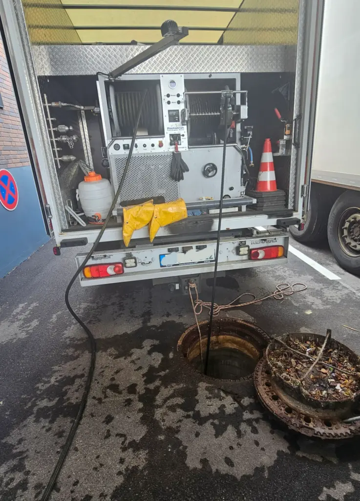 Hochdruckspülarbeiten bei einem Einsatz in Geislingen an der Steige